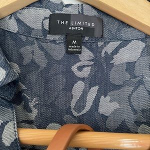 Limited dress - faux denim coloring, floral pattern with tan belt